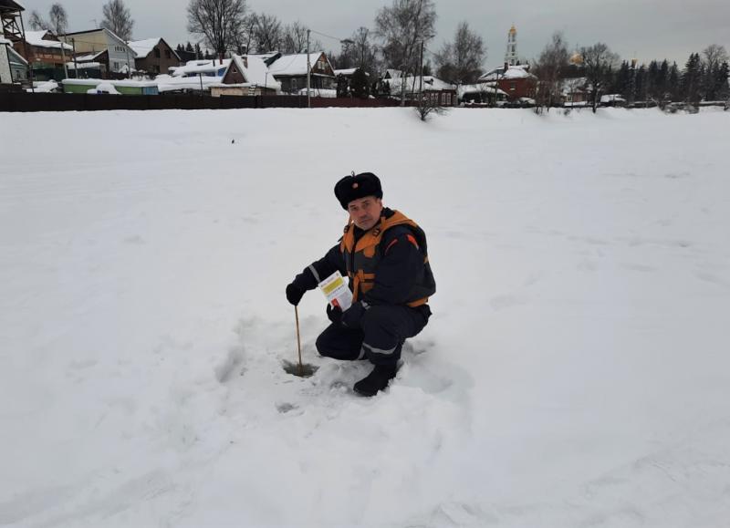 Спасатели ГКУ МО «Мособлпожспас» просят жителей подмосковного региона не выходить на лед водоемов