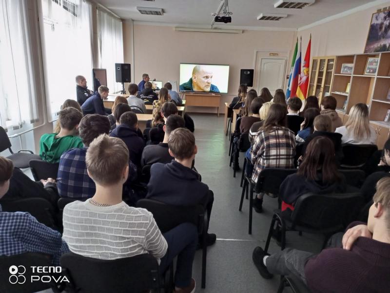 Председатель совета ветеранов управления Росгвардии по Челябинской области презентовал старшеклассникам свою книгу «В Грозном идёт «дождь»