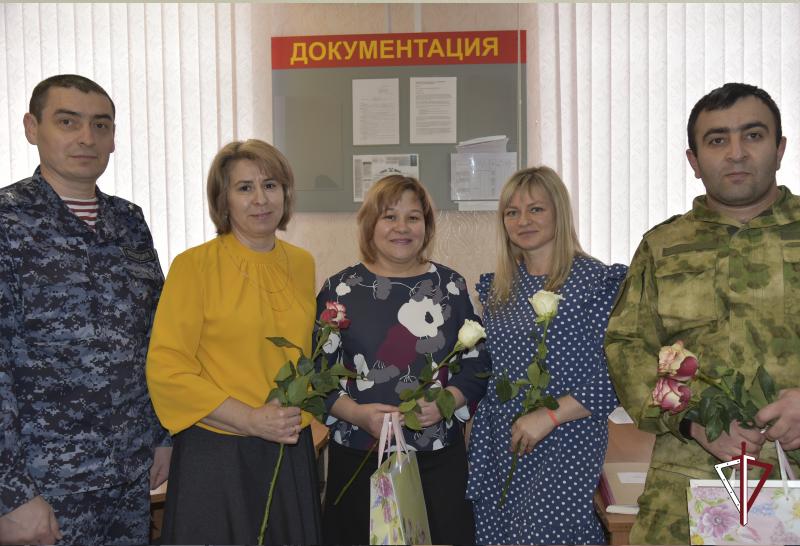 Росгвардейцы Удмуртии поздравили с 8 марта прекрасную половину коллектива