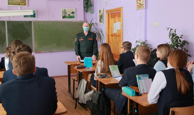 В Мордовии росгвардеец в рамках акции «На службу в Росгвардию» провел урок ранней профориентации с кадетами
