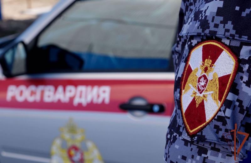 В Челябинске росгвардейцы задержали двух женщин, подозреваемых в краже кондитерских изделий