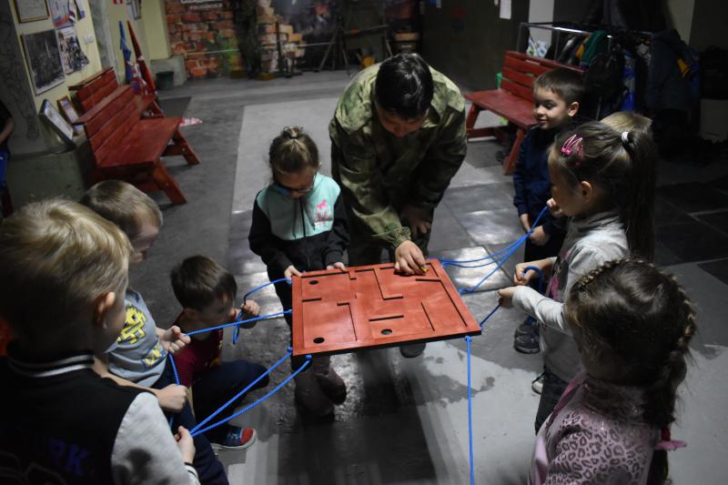 Росгвардейцы из Ангарска провели для детей военнослужащих соревнования по лазертагу, посвященные Дню Росгвардии
