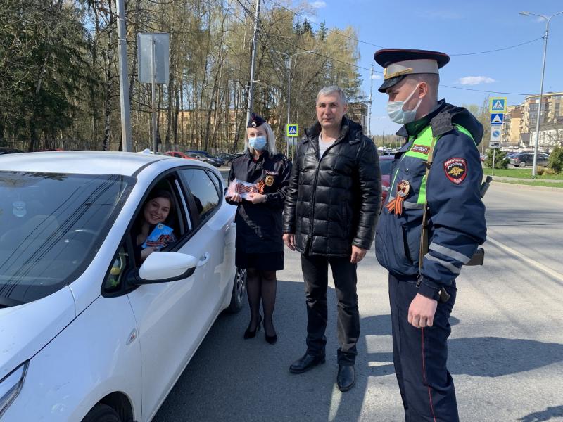 В преддверии Великого праздника сотрудники Госавтоинспекции Новой Москвы вручили автолюбителям символ Дня Победы - георгиевские ленточки