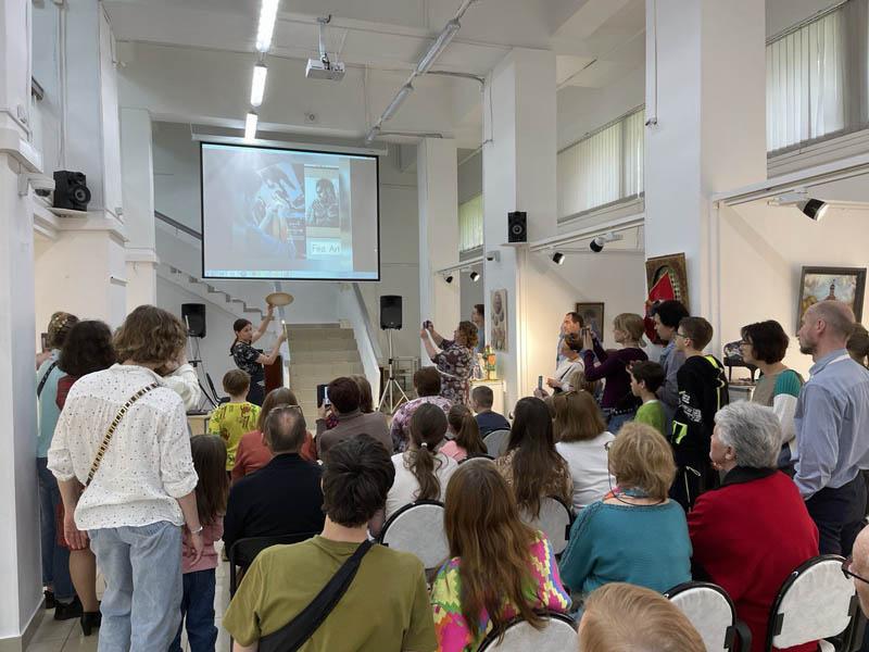 В реутовском МВЦ открылась выставка молодой художницы «Отголоски пламени»