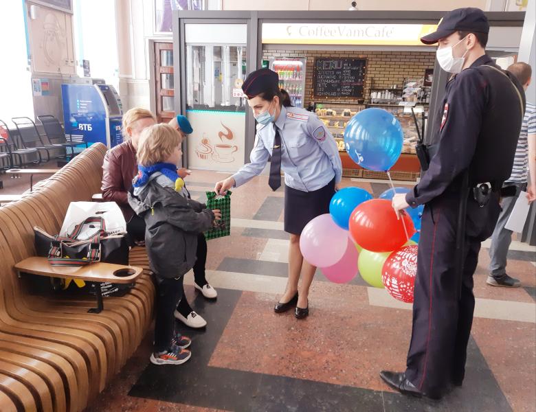 В Международный день защиты детей сотрудники Юго-Восточного линейного управления МВД России на транспорте провели информационно-правовую акцию «Дети – наше будущее»
