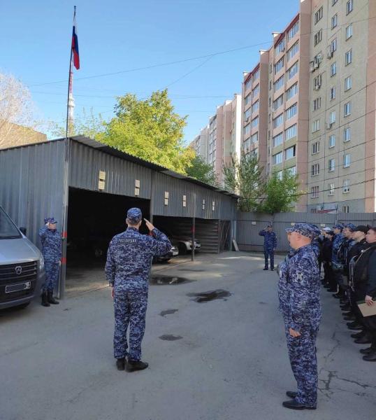 В Челябинске ко Дню России сотрудники вневедомственной охраны заложили новую традицию – поднятие флага