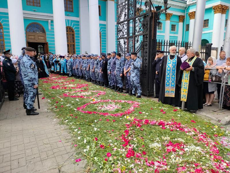 Сотрудники Росгвардии обеспечили общественный порядок во время Крестного хода иконы Божией Матери «Знамение» Курская Коренная