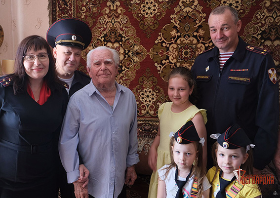В Орле росгвардейцы поздравили ветерана Великой Отечественной войны со 101-летием