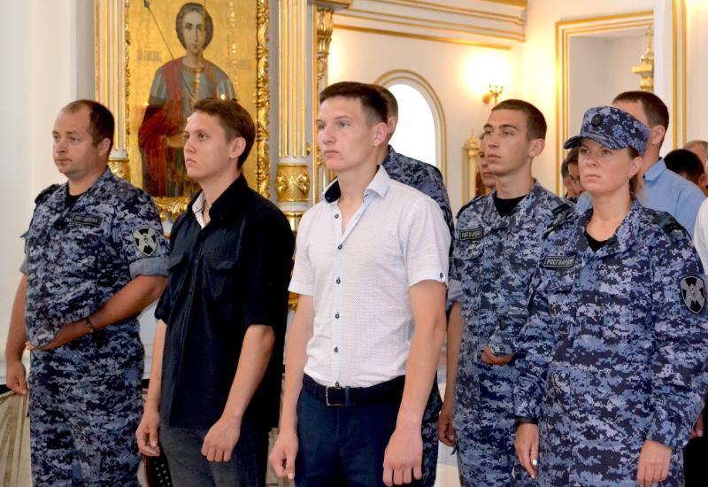 В Ульяновске сотрудники вневедомственной охраны приняли участие в молебне в честь небесного покровителя Росгвардии