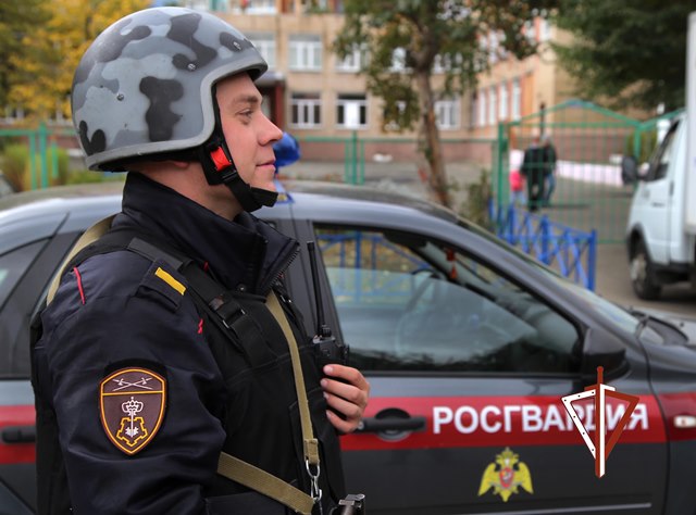 В Челябинске росгвардейцы задержали молодого человека, подозреваемого в грабеже смартфона
