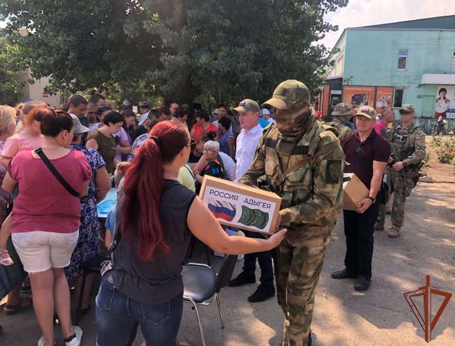 Росгвардейцы доставили и раздали гуманитарную помощь жителям Херсонской области