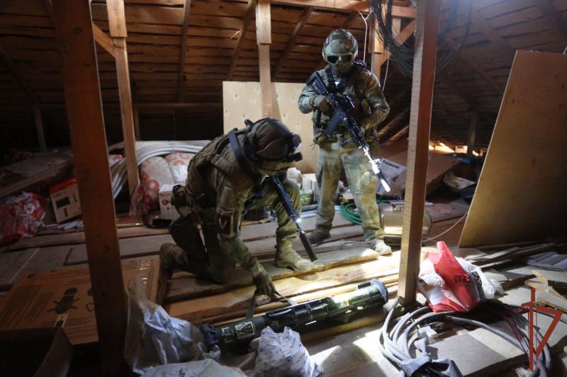 Спецназ Росгвардии обнаружил схроны с оружием и задержал корректировщика ВСУ в Харьковской области