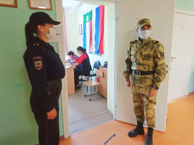 Росгвардейцы обеспечили охрану общественного порядка на избирательных участках в Хакасии