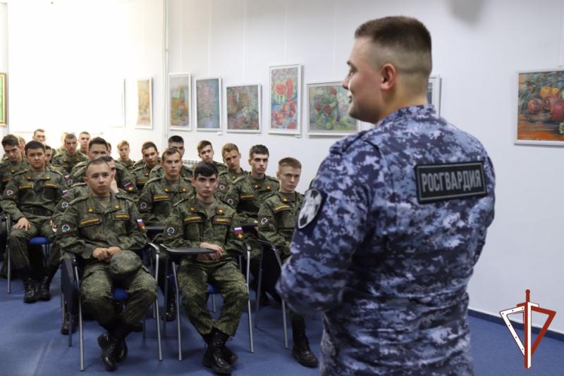 Офицер Росгвардии выступил с лекцией по противодействию терроризму и экстремизму перед курсантами военного учебного центра в столице Югры