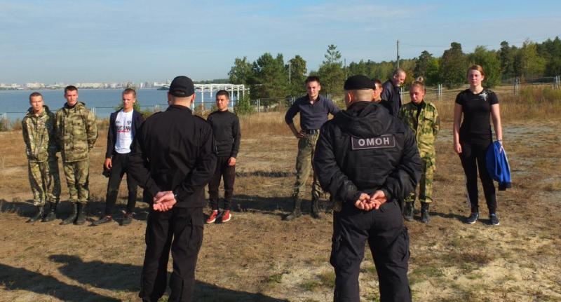 В Челябинске бойцы ОМОН провели спортивное мероприятие для курсантов
