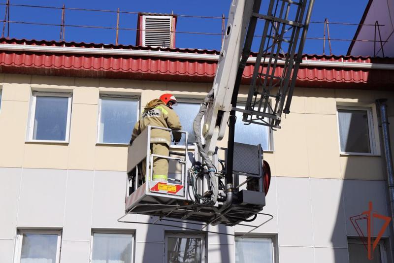 Занятия по отработке действий при пожаре провели росгвардейцы с МЧС в Югре
