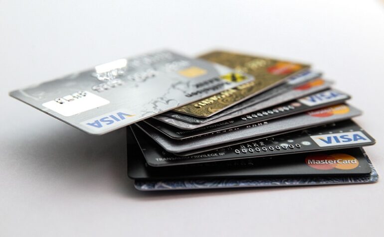 Большой долг и испорченная кредитная история: какие неприятности может принести дебетовая карта?
