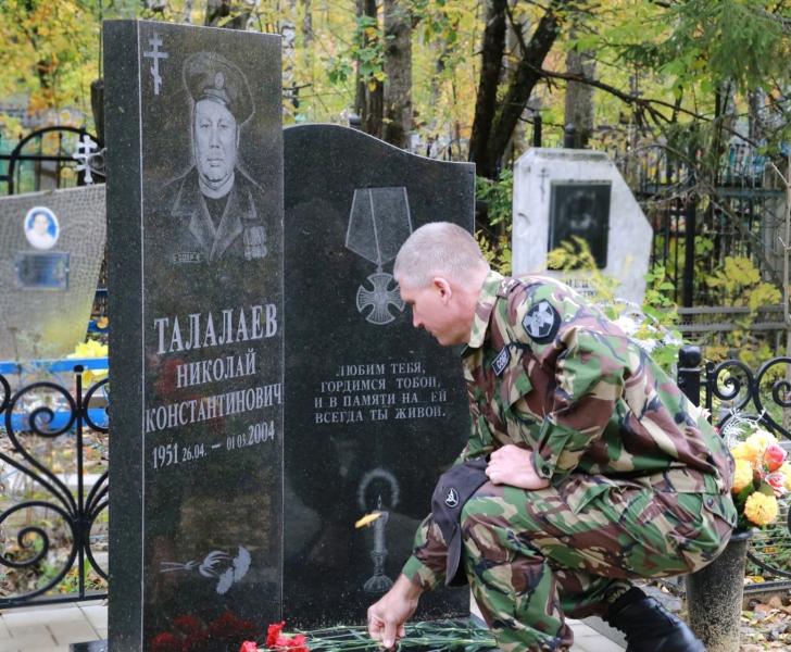 Росгвардейцы возложили цветы на могилу командира мордовского СОБР Н.К. Талалаева