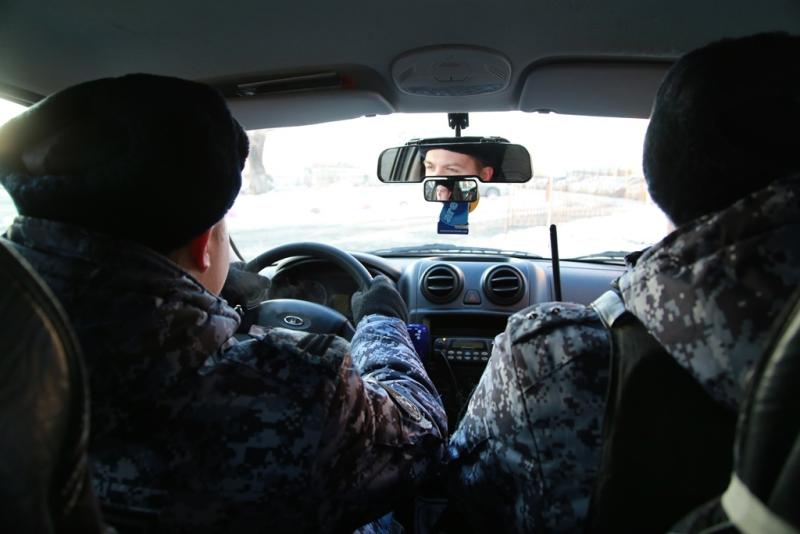 Росгвардейцы задержали в Челябинске мужчину, угрожавшего топором бывшей супруге и соседке