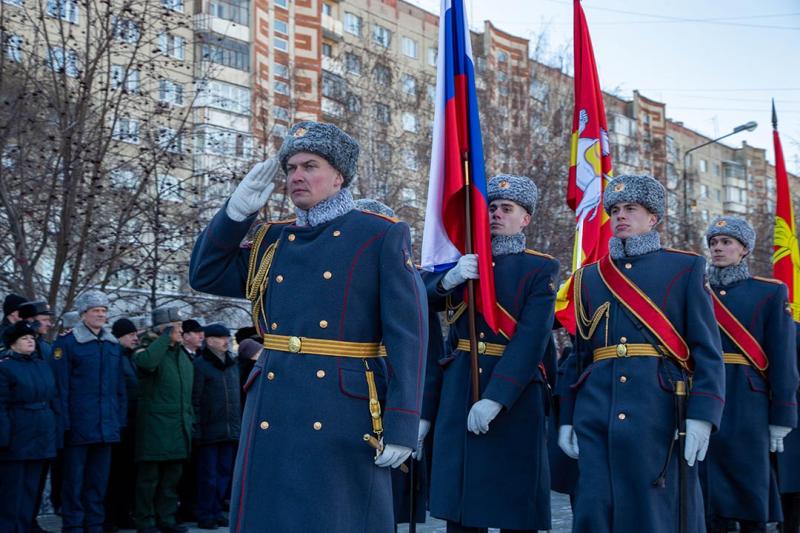 В Челябинске росгвардейцы возложили цветы к мемориалу в День Героев Отечества