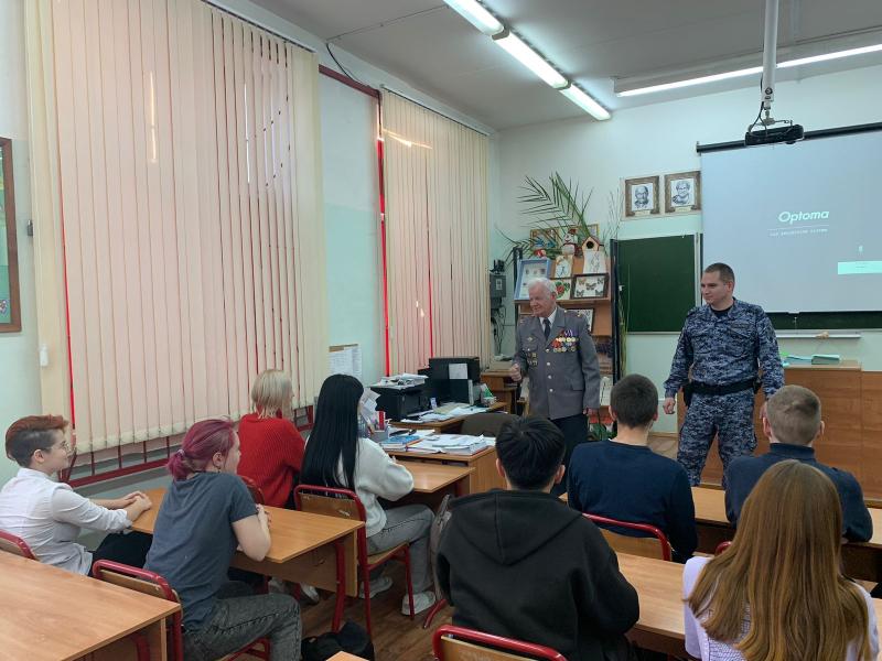 В Люберцах ветеран войск правопорядка встретился со школьниками подшефной гимназии.