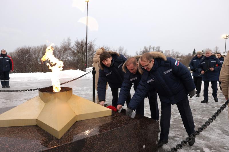 Сотрудники «Россети Центр и Приволжье» возложили цветы к мемориалу героям-энергетикам в Туле