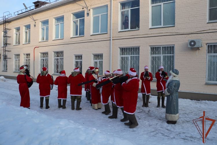 Дед Мороз специального назначения продолжает поздравлять детей на Южном Урале