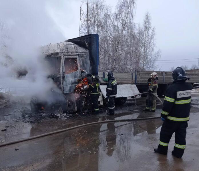 Пожарные ГКУ МО «Мособлпожспас» потушили загоревшийся большегрузный автомобиль в Рузском округе