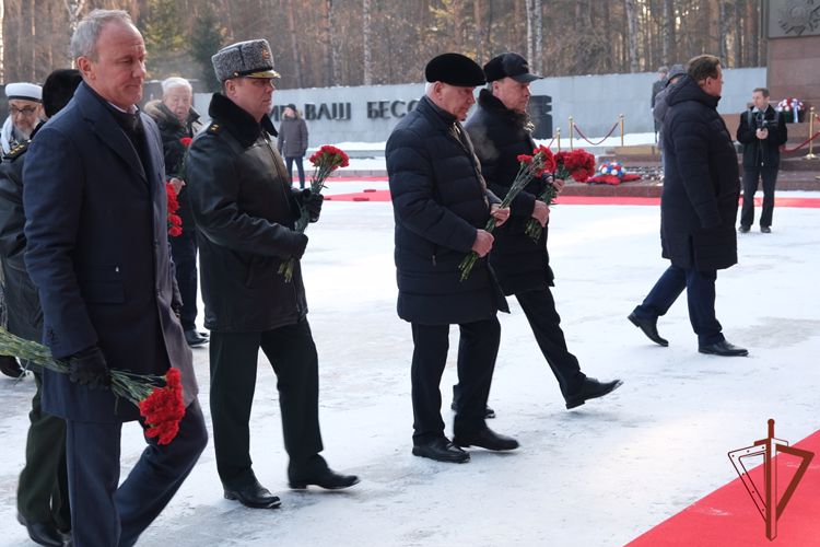 Представители Росгвардии возложили цветы к Вечному огню Широкореченского мемориального комплекса в Екатеринбурге