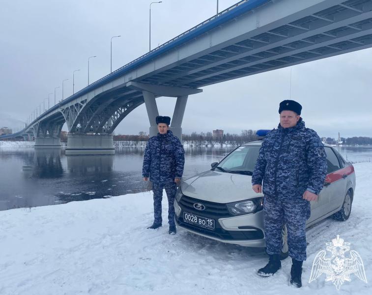 Сотрудники Дубненского отдела вневедомственной охраны Главного управления Росгвардии по Московской области спасли ребенка, который упал с моста в реку Волга.