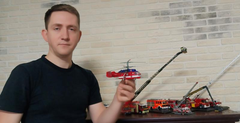 Вертолёт и автоцистерна на ладони: спасатель Московского авиацентра рассказал о «профессиональном» хобби