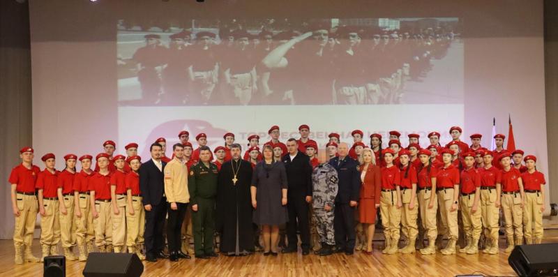 В Саранске росгвардеец принял участие в церемонии посвящения школьников в ряды юнармейцев