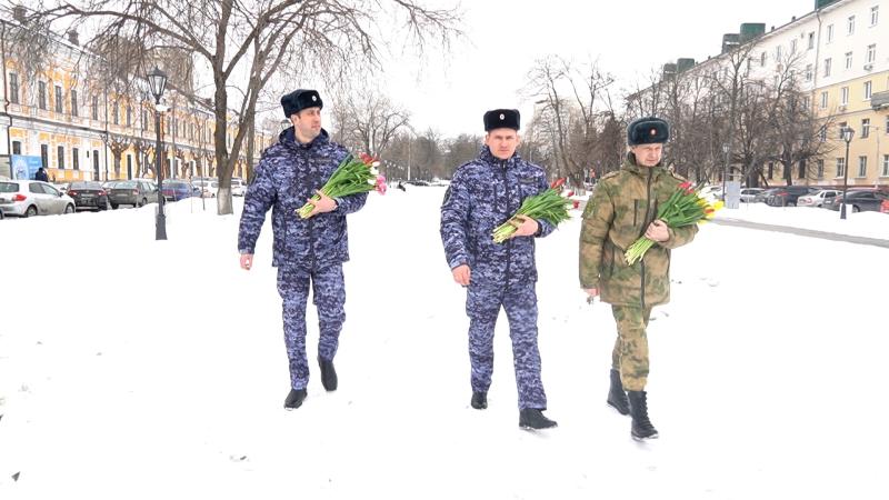 В Пензе росгвардейцы поздравили прекрасных дам с предстоящим весенним праздником