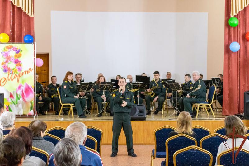 Концерт для беженцев из Донецкой и Луганской народных республик организовали росгвардейцы в Саратовской области