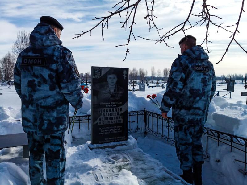 В Йошкар-Оле сотрудники ОМОН «Таир» почтили память сослуживца, погибшего при исполнении служебных обязанностей