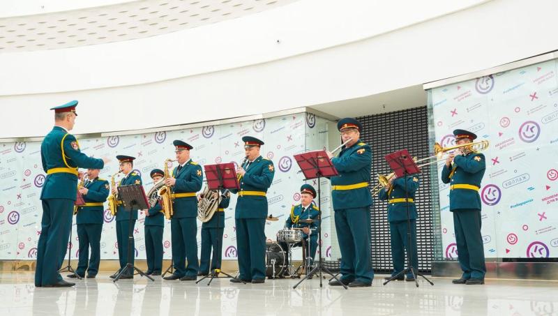 В Пензе военный оркестр Росгвардии устроил музыкальный сюрприз в торговом центре
