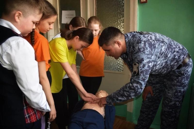 Росгвардейцы провели военно-патриотическую игру «Зарница» для школьников г. Саянска Иркутской области