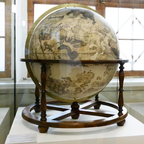 В экспозицию Государственного исторического музея после реставрации вошли парные глобусы XVII века