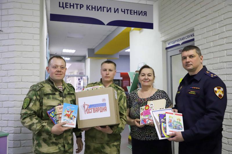 Росгвардейцы передали несколько сотен книг в библиотеки Рязанской области