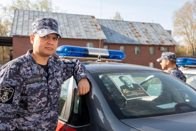 В рамках Всероссийской акции «Бессмертный автополк» свердловские росгвардейцы рассказали журналистам о своих героях-фронтовиках