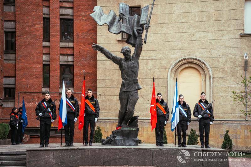 «У нас один вариант – побеждать»: в ЛЭТИ прошел митинг Памяти