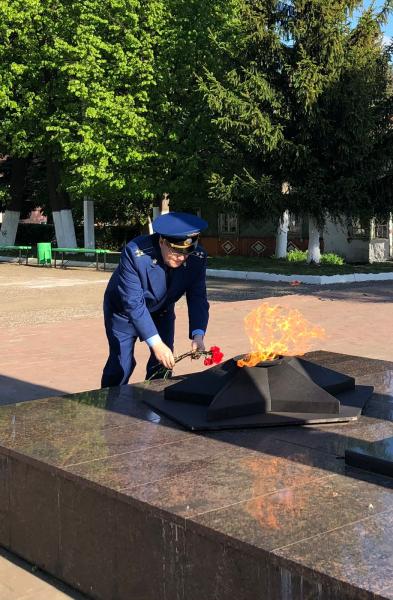 Рузаевский транспортный прокурор возложил цветы к военному мемориалу