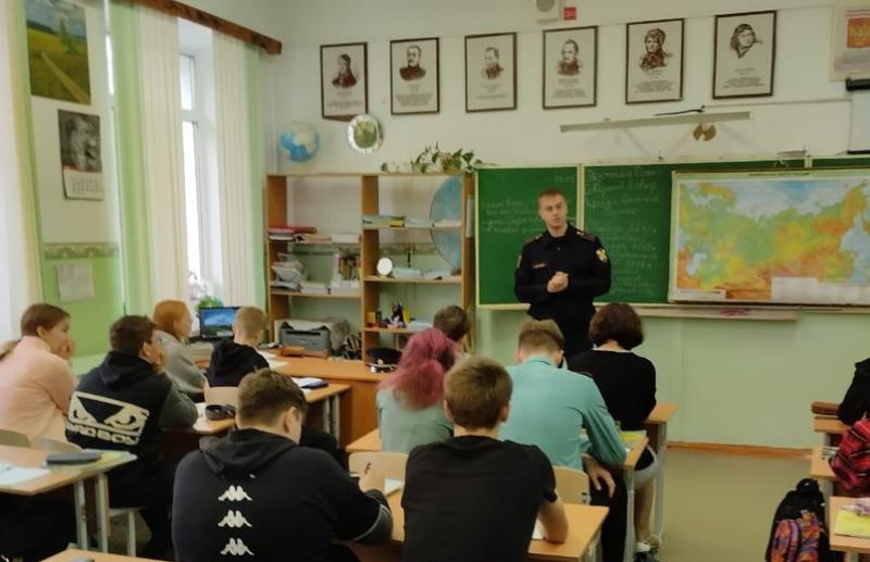 В Кирове сотрудник вневедомственной охраны Росгвардии провел для кадет урок «Разговоры о важном»