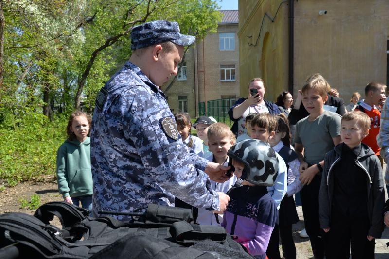 На Среднем Урале росгвардейцы принимают участие в мероприятиях по детской безопасности во время летнего отдыха