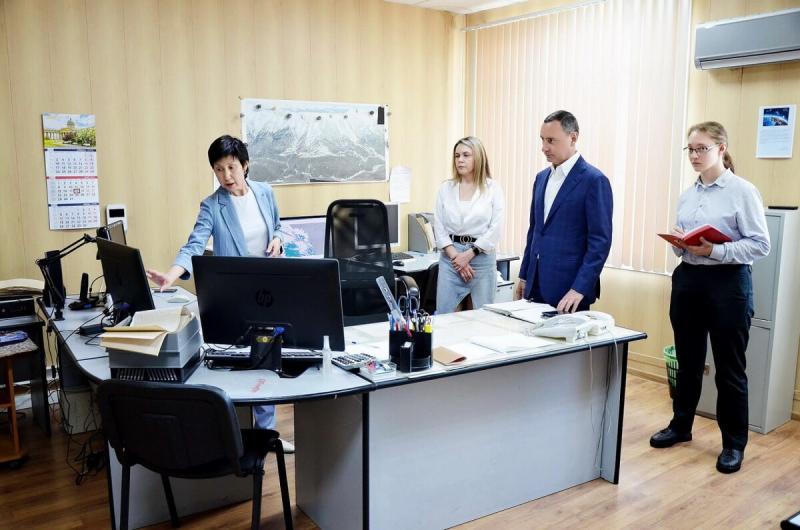 Депутат ЗСК Виктор Тепляков ознакомился с показателями мониторинга загрязнения воздуха в Сочи