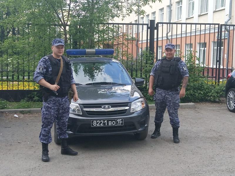 В Екатеринбурге Росгвардия и полиция обеспечили охрану общественного порядка  последних школьных звонков