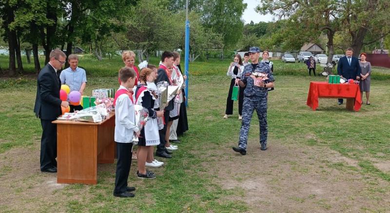 В Мордовии росгвардеец поздравили учащихся подшефной школы с последним звонком