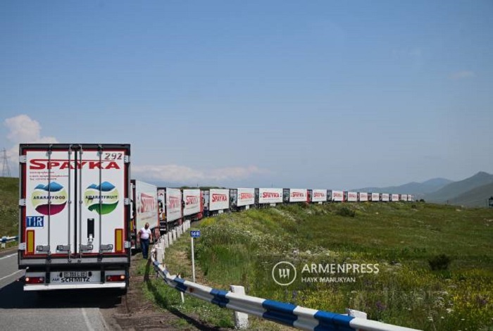 Грузовики с гуманитарной помощью для жителей блокадного Карабаха останутся в приграничной зоне до ответа российских миротворцев: Вардан Саркисян. ФОТО. ВИДЕО