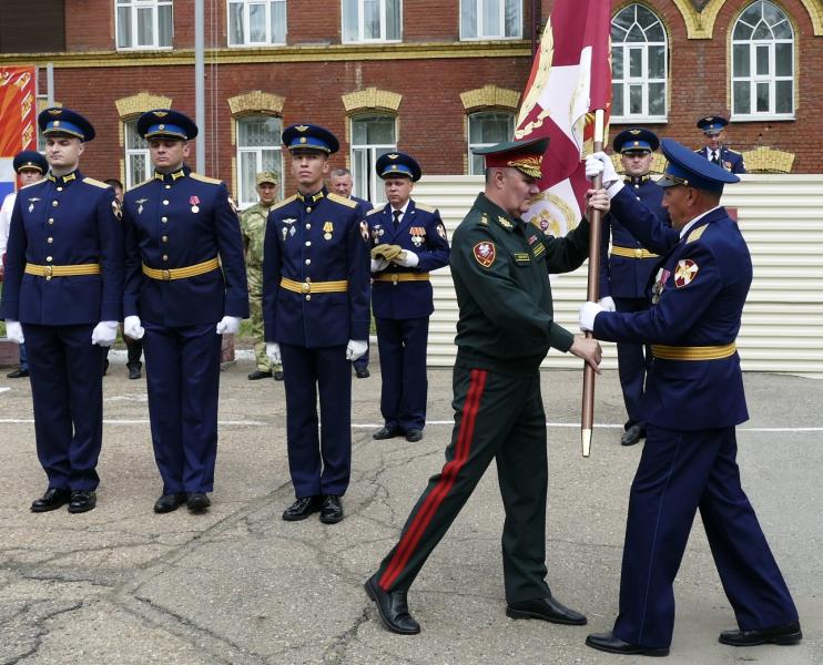 Командующий Сибирским округом вручил Боевое знамя иркутской авиационной эскадрильи Росгвардии
