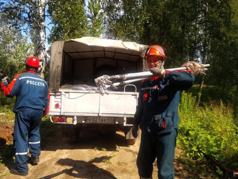 Энергетики ликвидируют последствия непогоды в Смоленской области